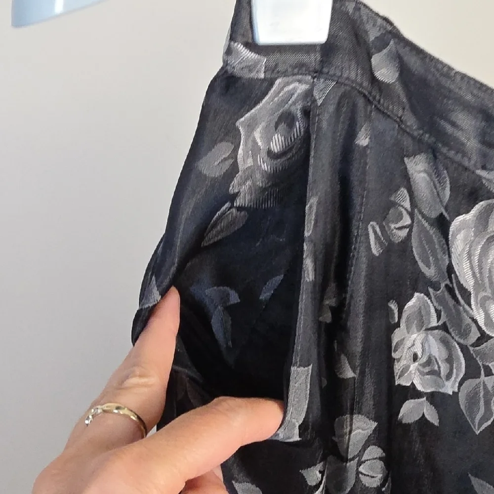 VINTAGE 19th AVENUE Floral Button-Back Skirt – Black & Silver Roses - Picture 2 of 8